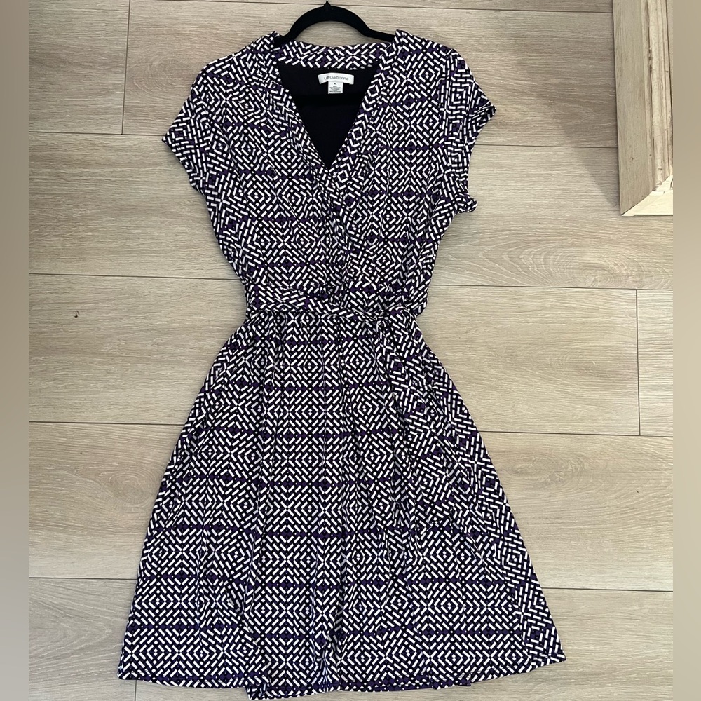 Faux wraparound dress with cap sleeves. Pleated at waist. Deep v neck. Size xl